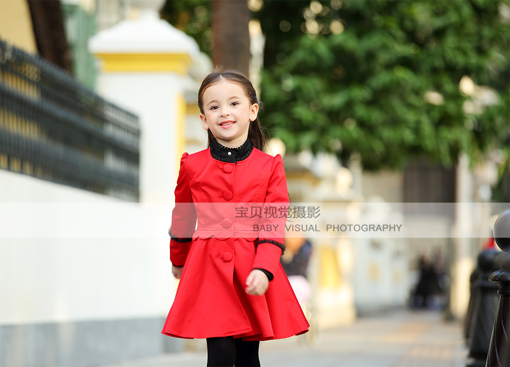 女童红色风衣外景拍摄